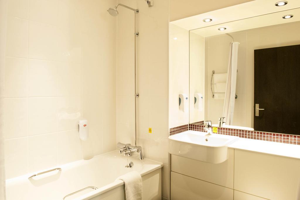 Premier Inn London Croydon West - Purley A23 Room photo